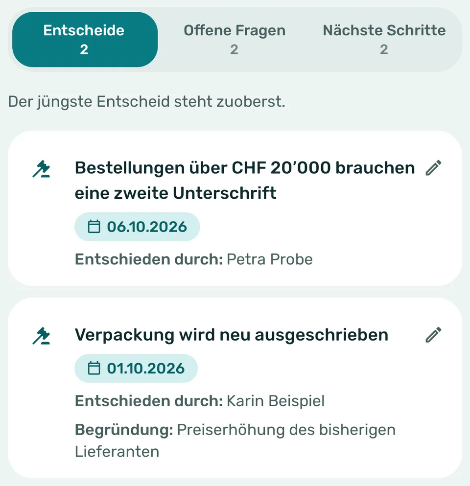 Register mit den Reitern Entscheide, Offene Fragen und Nächste Schritte; zwei Entscheide vom 06.10.2026 und 01.10.2026, einer davon «Bestellungen über CHF 20’000 brauchen eine zweite Unterschrift».
